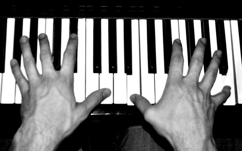 Play piano with both hands - Second pic